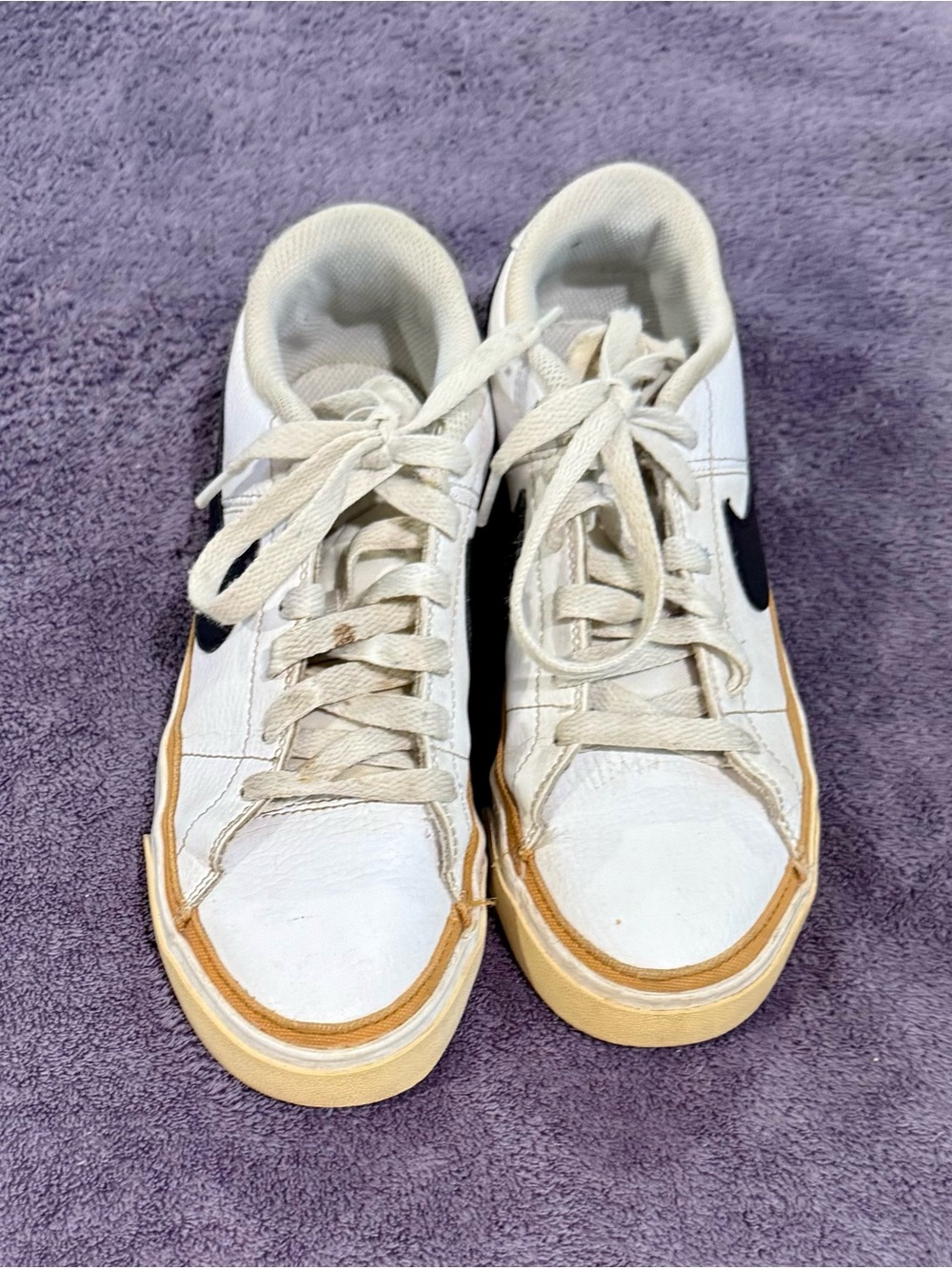 Nike White and Black Low-Top Sneaker (Women’s 6.5)